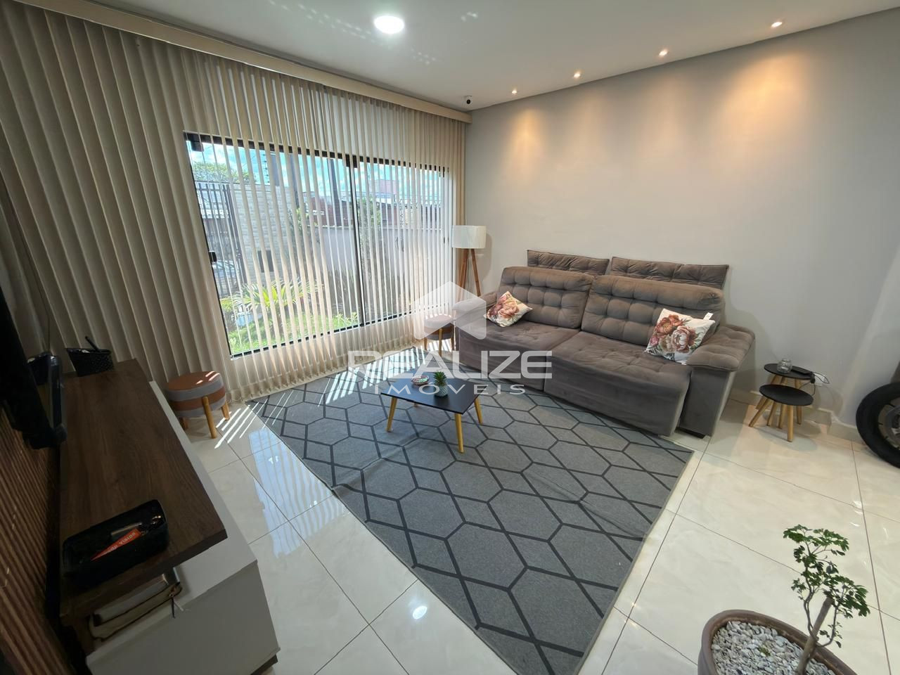 Casa à venda no Jardim Ipê 3 com 4 quartos (1 suíte) e piscina.