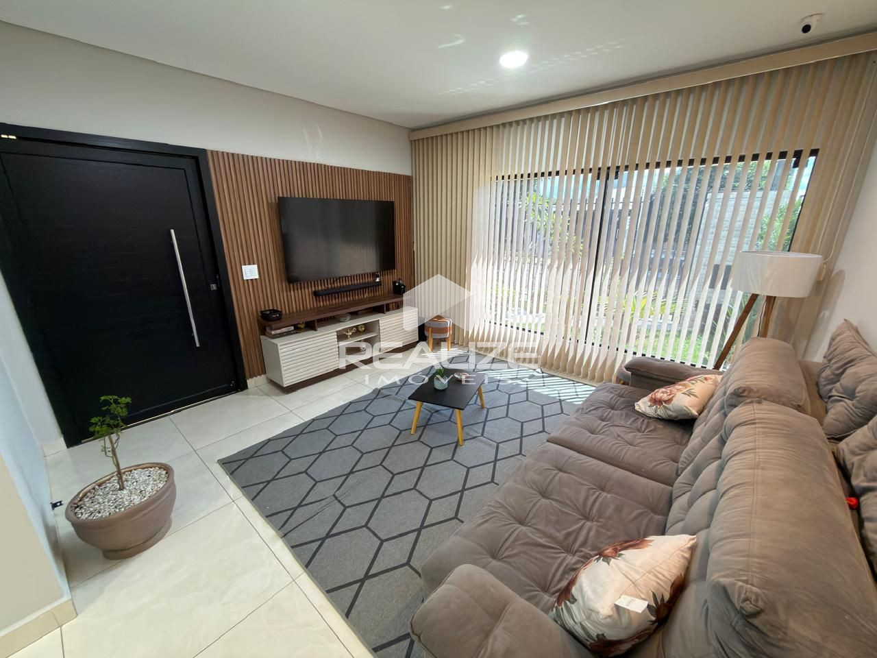 Casa à venda no Jardim Ipê 3 com 4 quartos (1 suíte) e piscina.