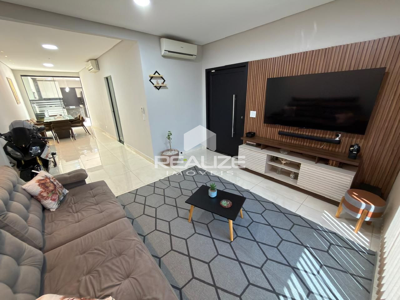 Casa à venda no Jardim Ipê 3 com 4 quartos (1 suíte) e piscina.