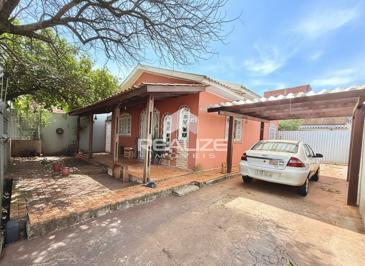 Casa à venda no Jardim Ipê 2 com 3 quartos e amplo terreno. 
