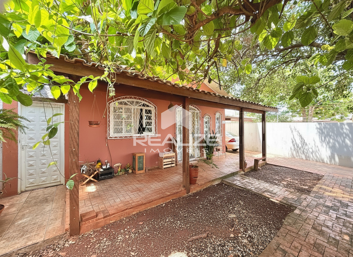 Casa à venda no Jardim Ipê 2 com 3 quartos e amplo terreno. 