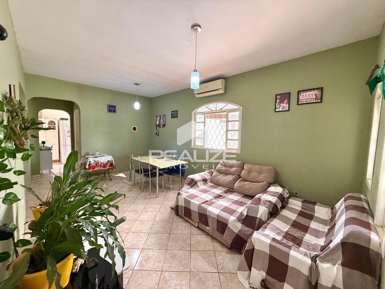 Casa à venda no Jardim Ipê 2 com 3 quartos e amplo terreno. 