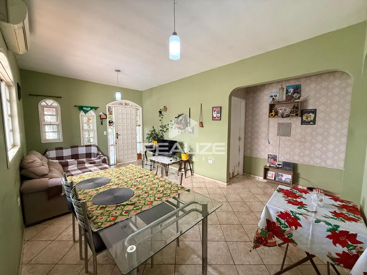 Casa à venda no Jardim Ipê 2 com 3 quartos e amplo terreno. 