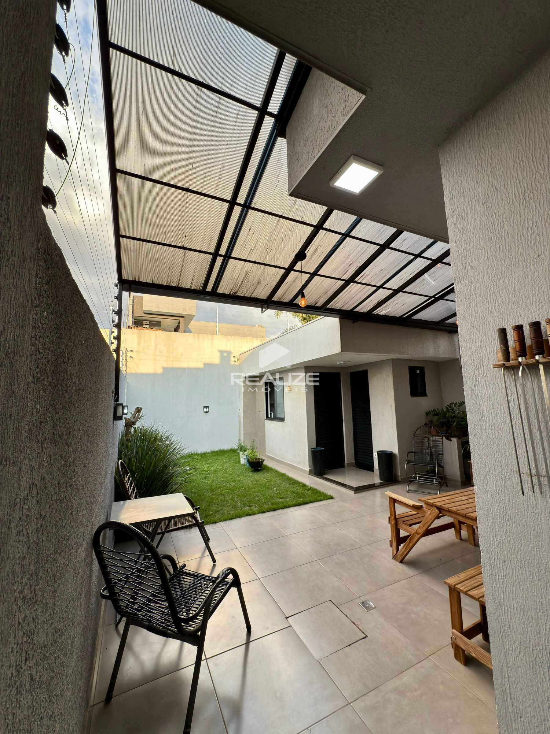 Casa à venda no Jardim Ipê com 3 quarto e amplo terreno.