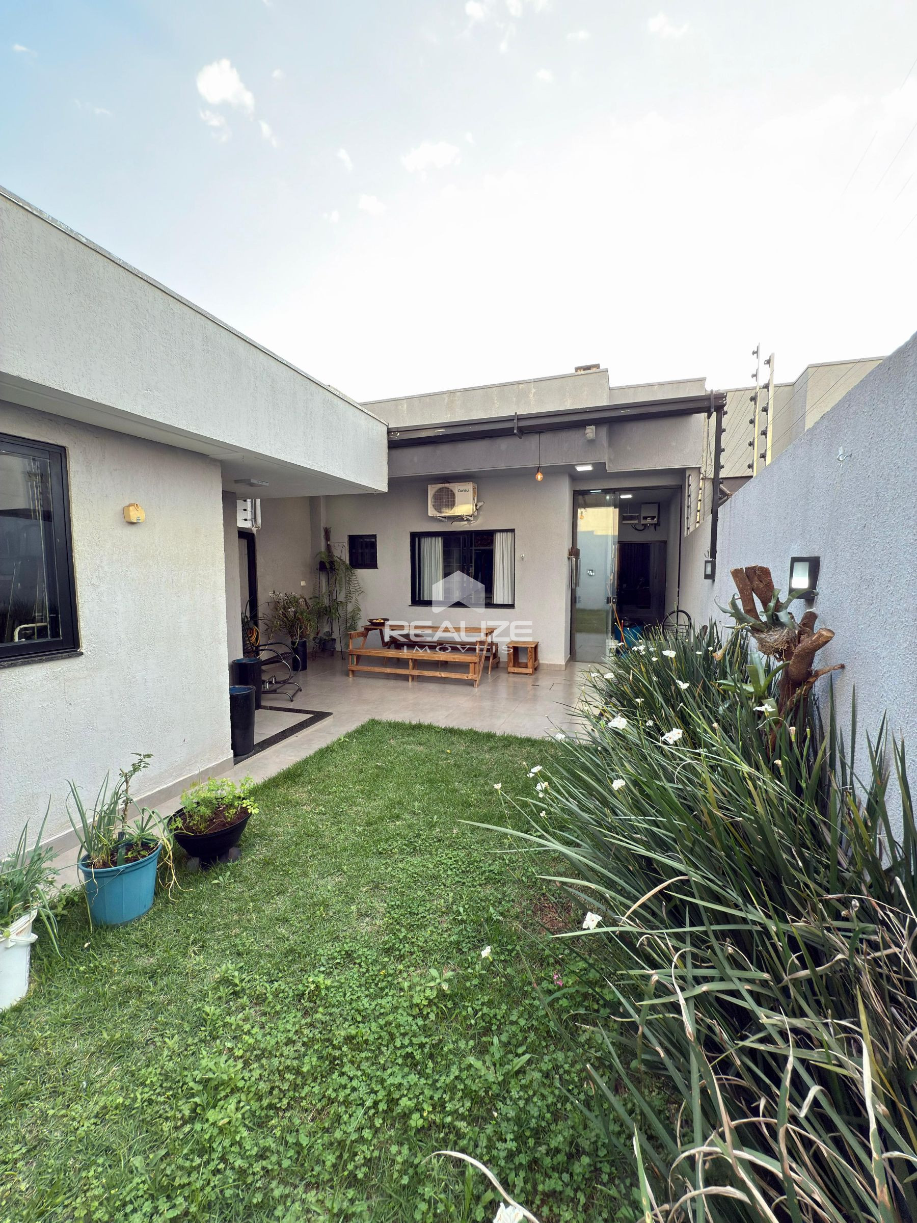 Casa à venda no Jardim Ipê com 3 quarto e amplo terreno.