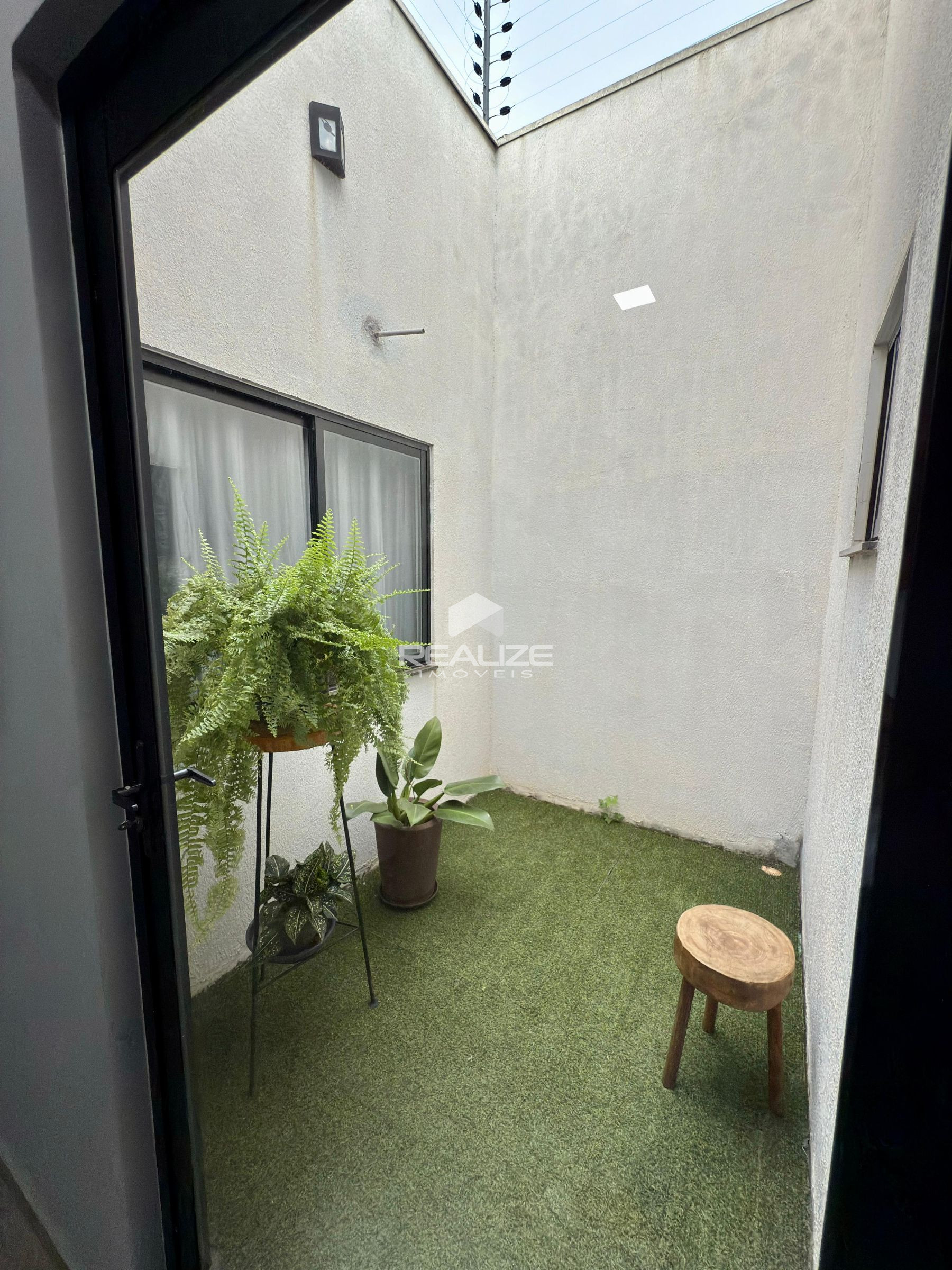 Casa à venda no Jardim Ipê com 3 quarto e amplo terreno.