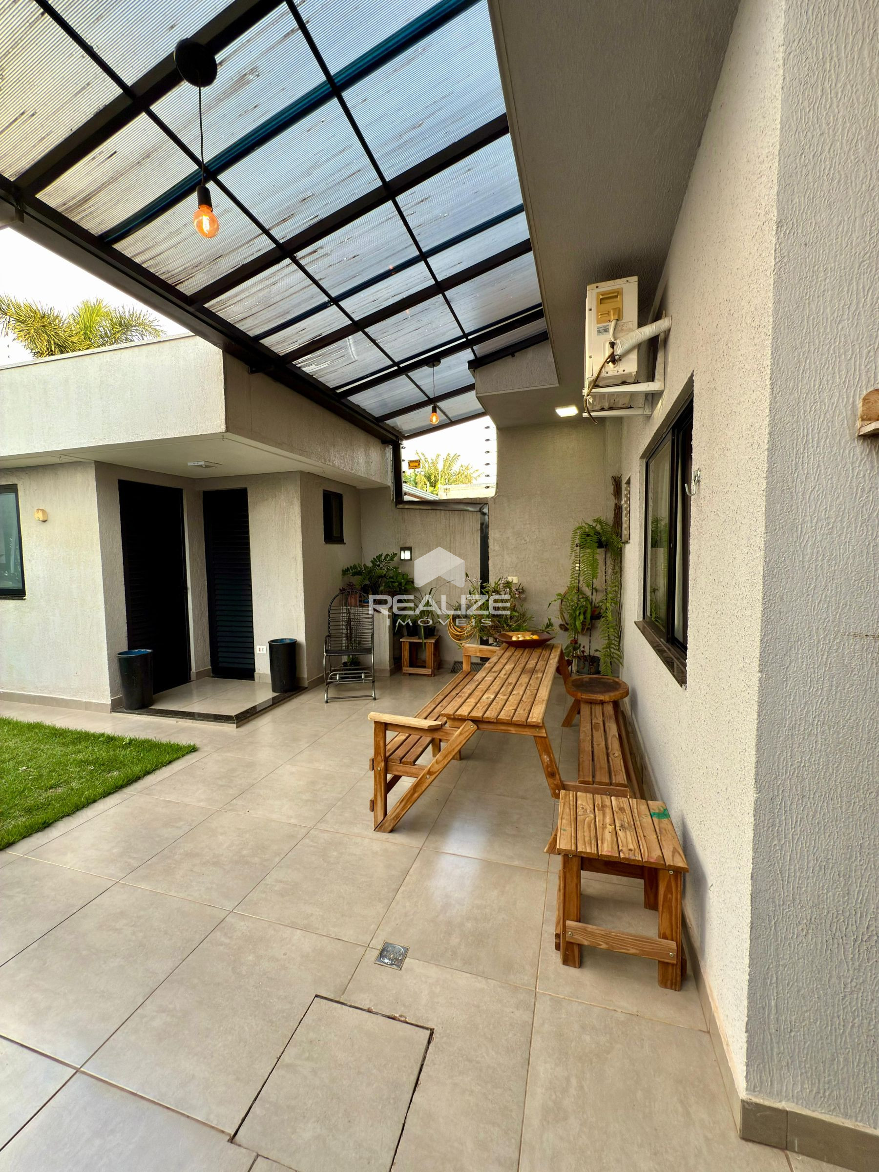 Casa à venda no Jardim Ipê com 3 quarto e amplo terreno.