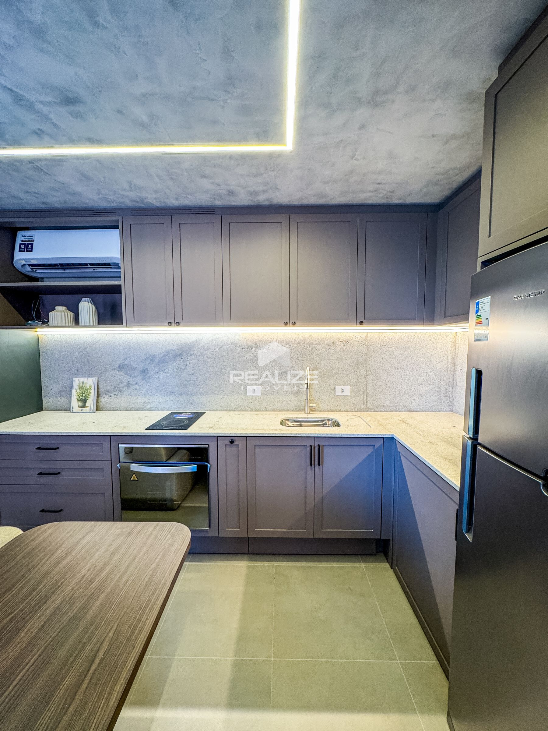 Apartamento à venda no Edifício Sunset com 2 Quartos (1 Suíte).