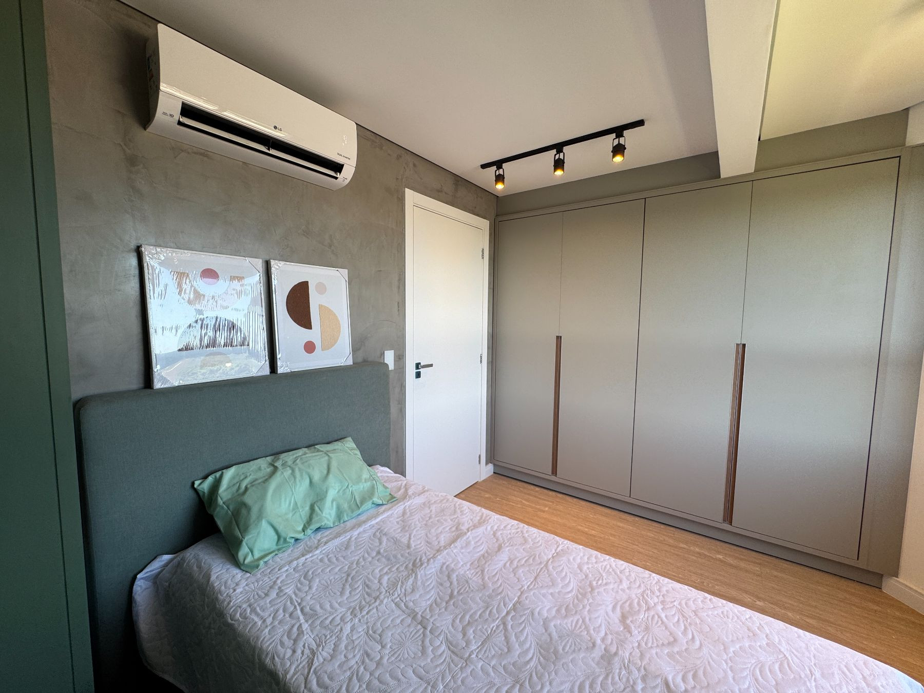 Apartamento à venda no Edifício Sunset com 2 Quartos (1 Suíte). 