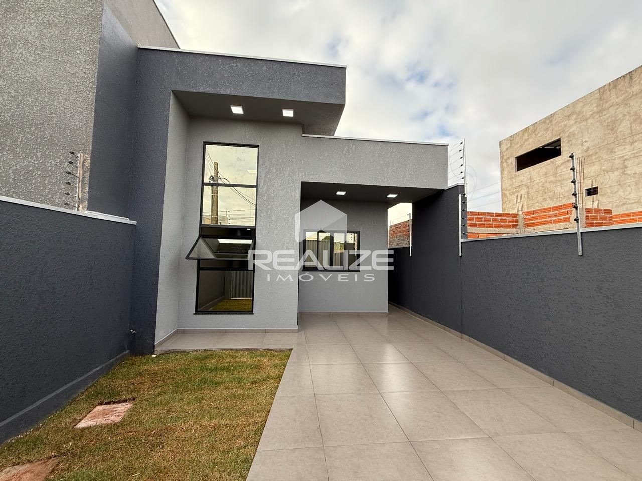 Casa à venda no Jardim Marcely com 2 quartos (1 suíte).