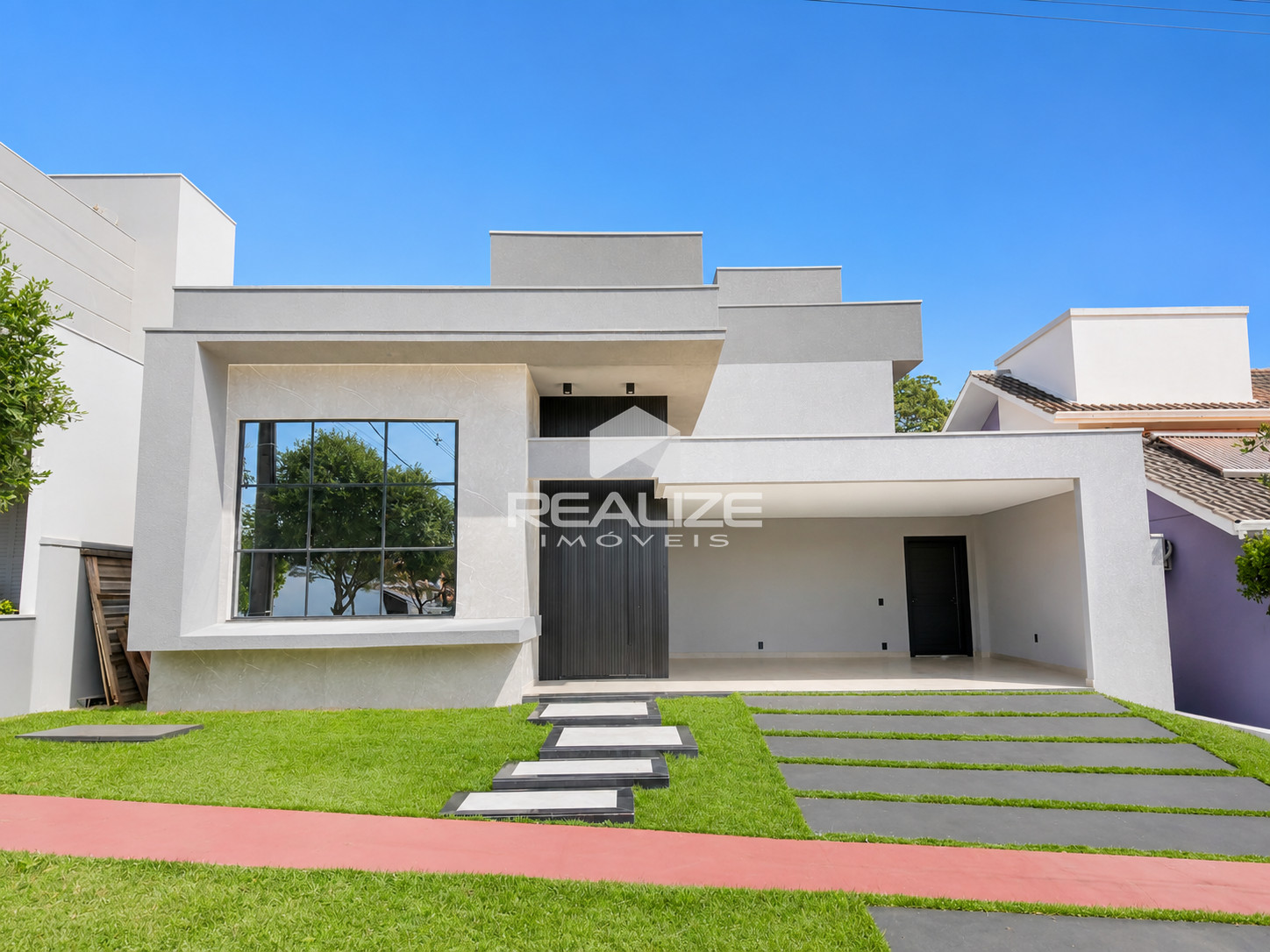 Casa à venda no Condomínio Solar das Palmeiras com Piscina.