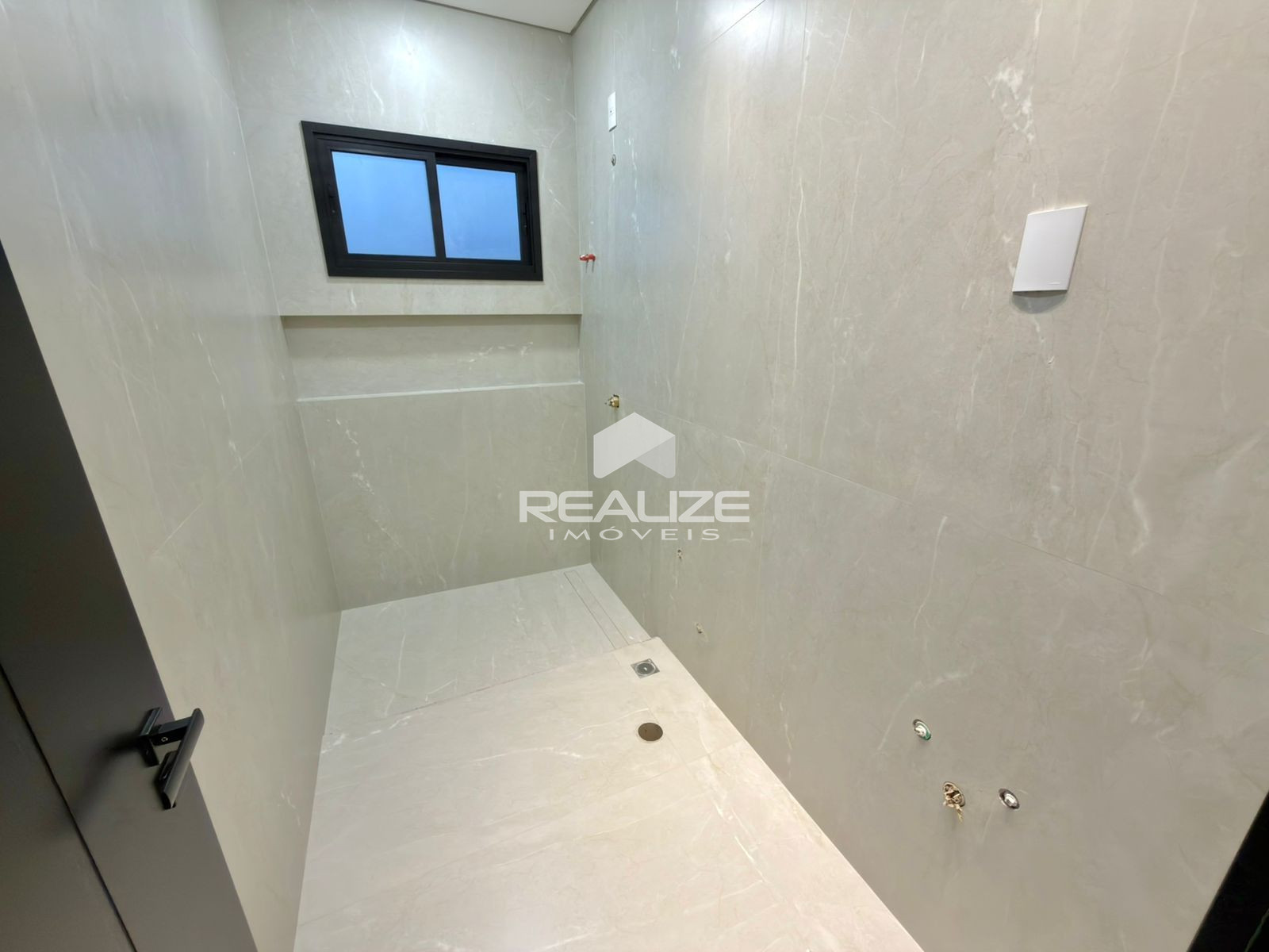 Casa à venda no Condomínio Solar das Palmeiras com Piscina.
