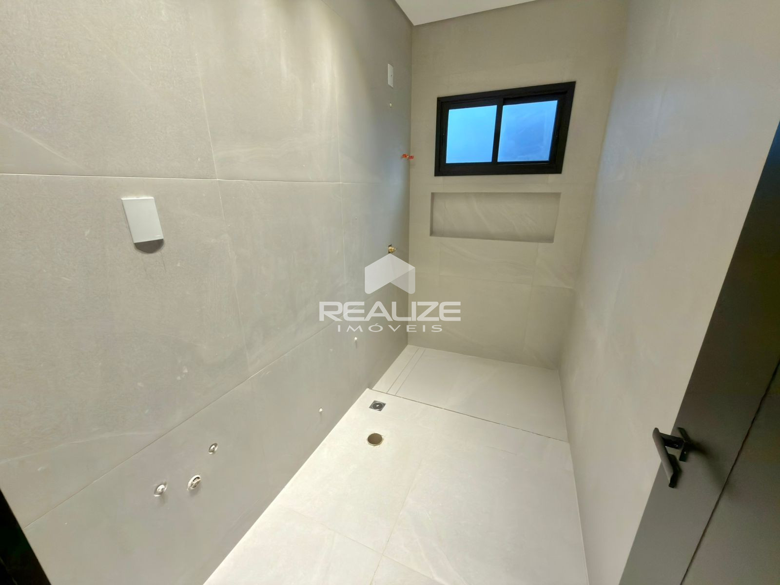 Casa à venda no Condomínio Solar das Palmeiras com Piscina.