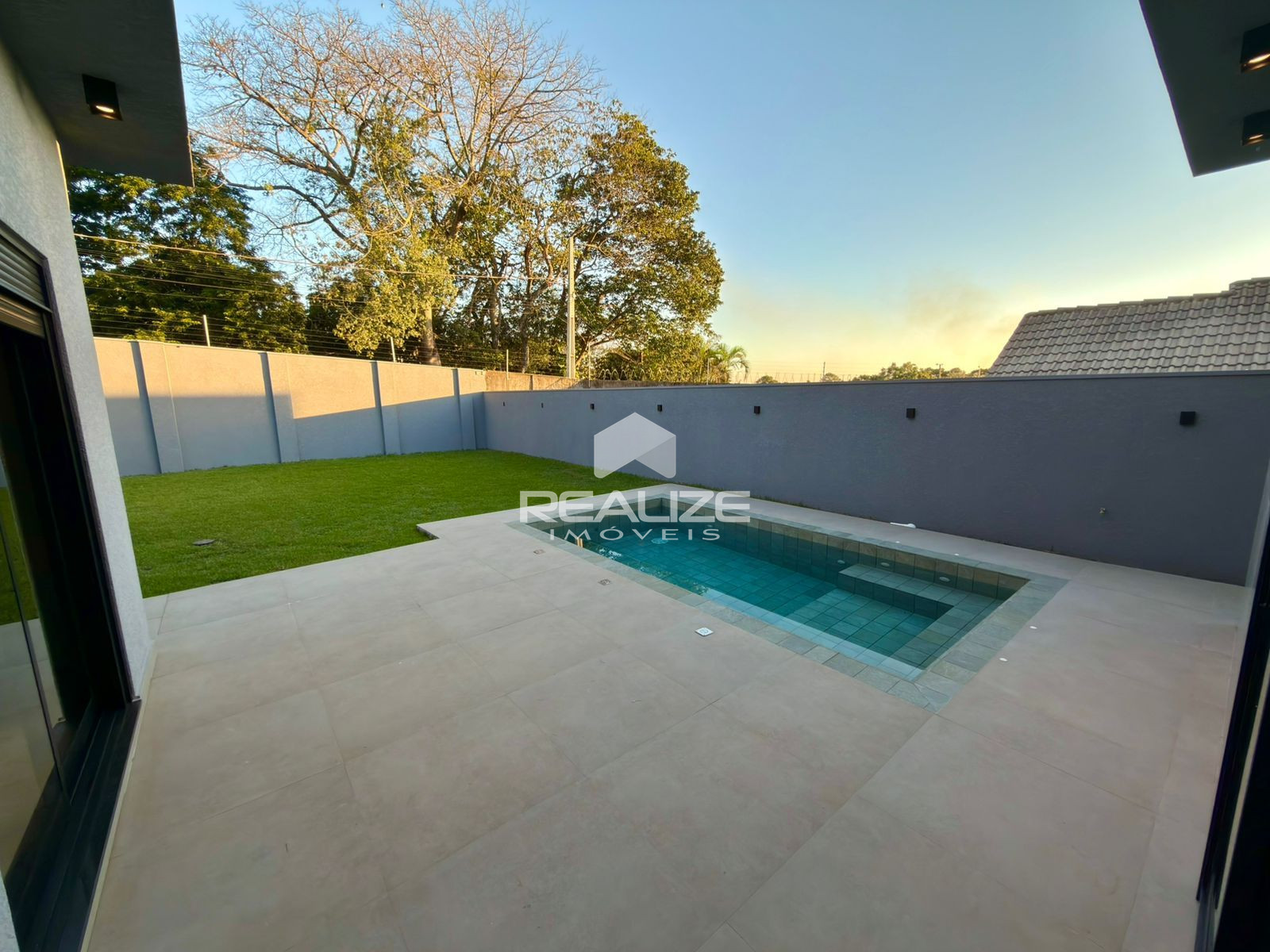 Casa à venda no Condomínio Solar das Palmeiras com Piscina.