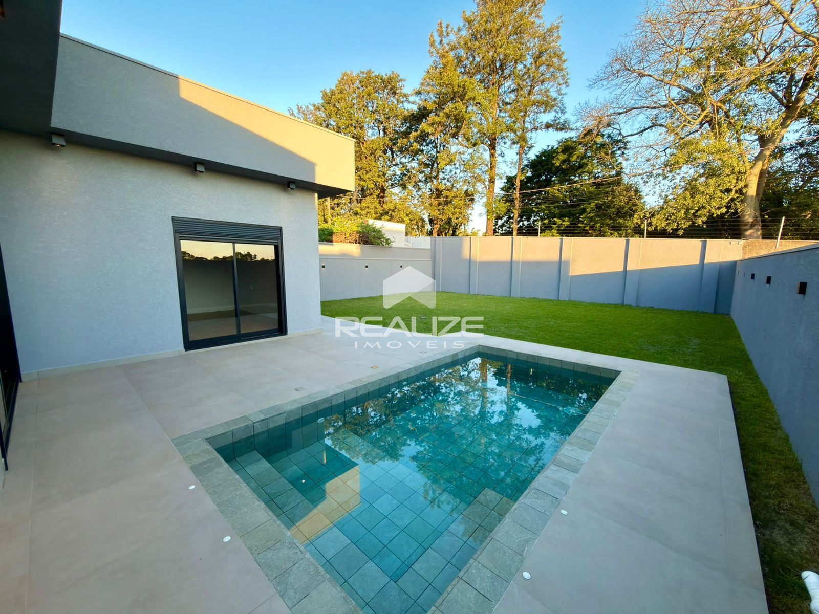 Casa à venda no Condomínio Solar das Palmeiras com Piscina.