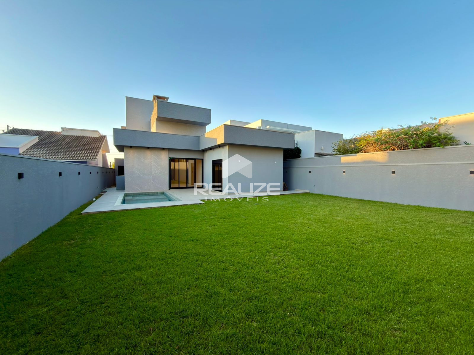 Casa à venda no Condomínio Solar das Palmeiras com Piscina.