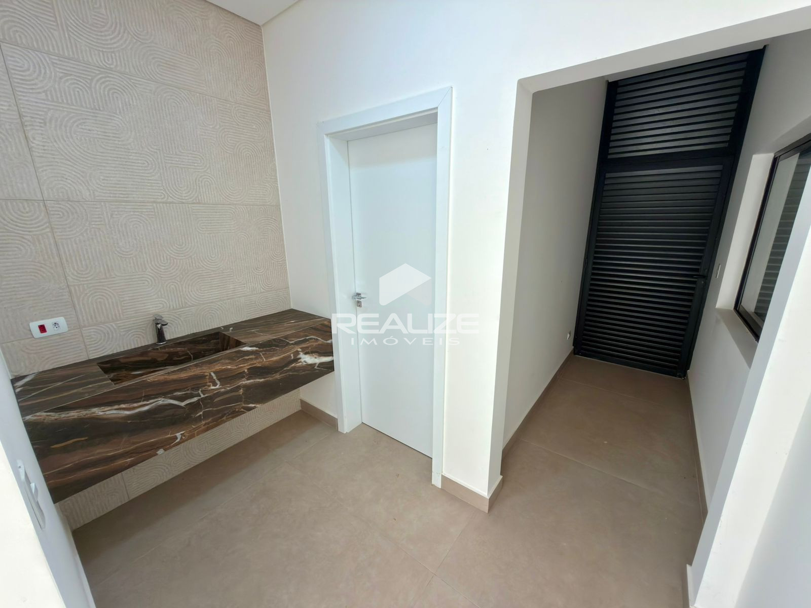 Casa à venda no Condomínio Esmeralda com 4 Suítes 