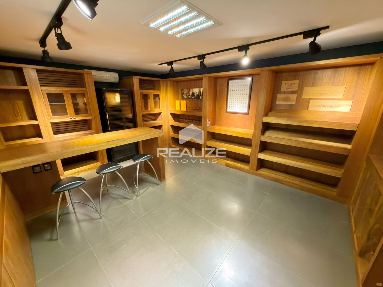 Sobrado à venda no Condomínio Castel Franco com 6 Quartos.