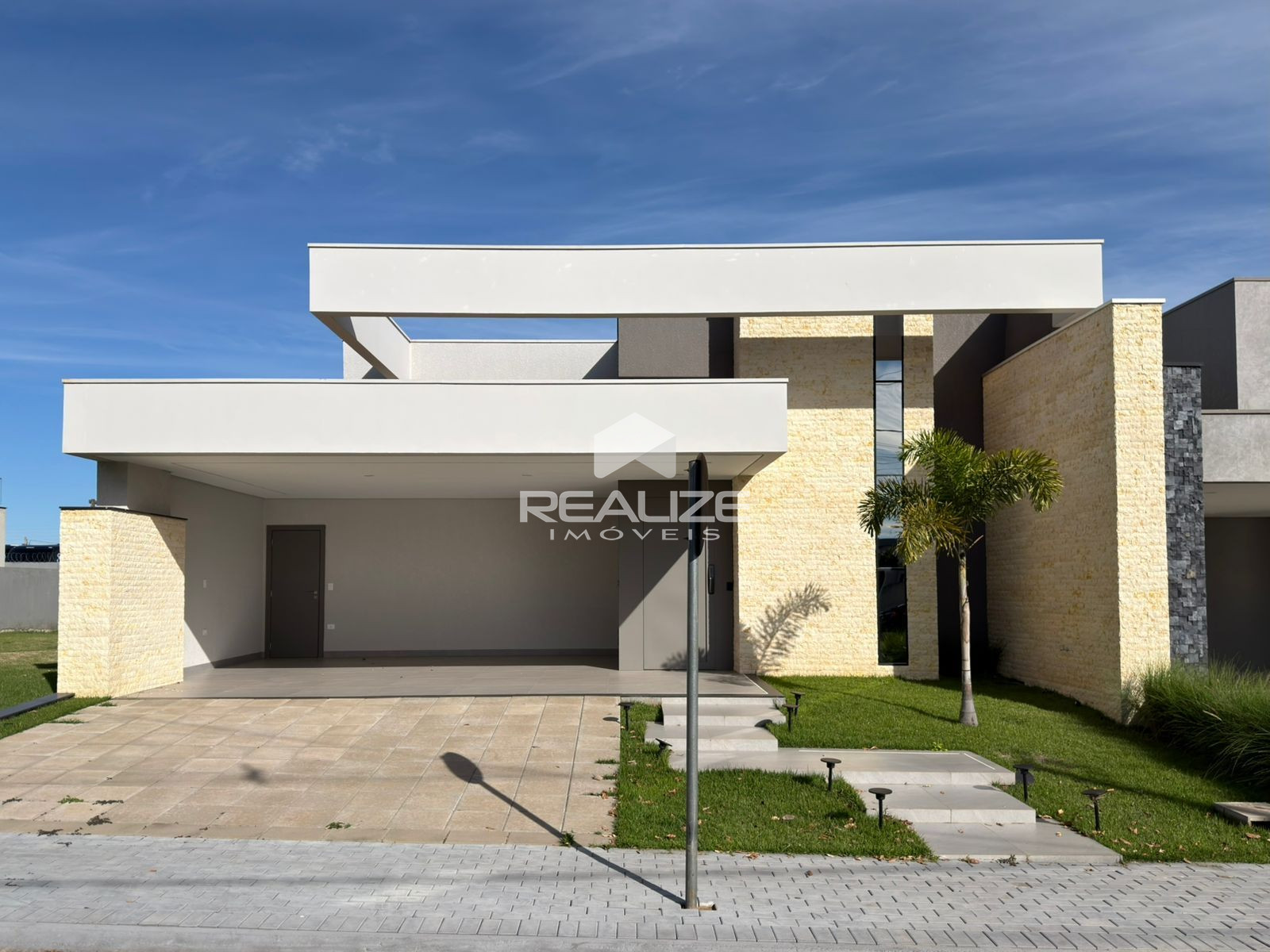 Casa à venda no Condomínio Safira com 3 Suítes e Piscina 
