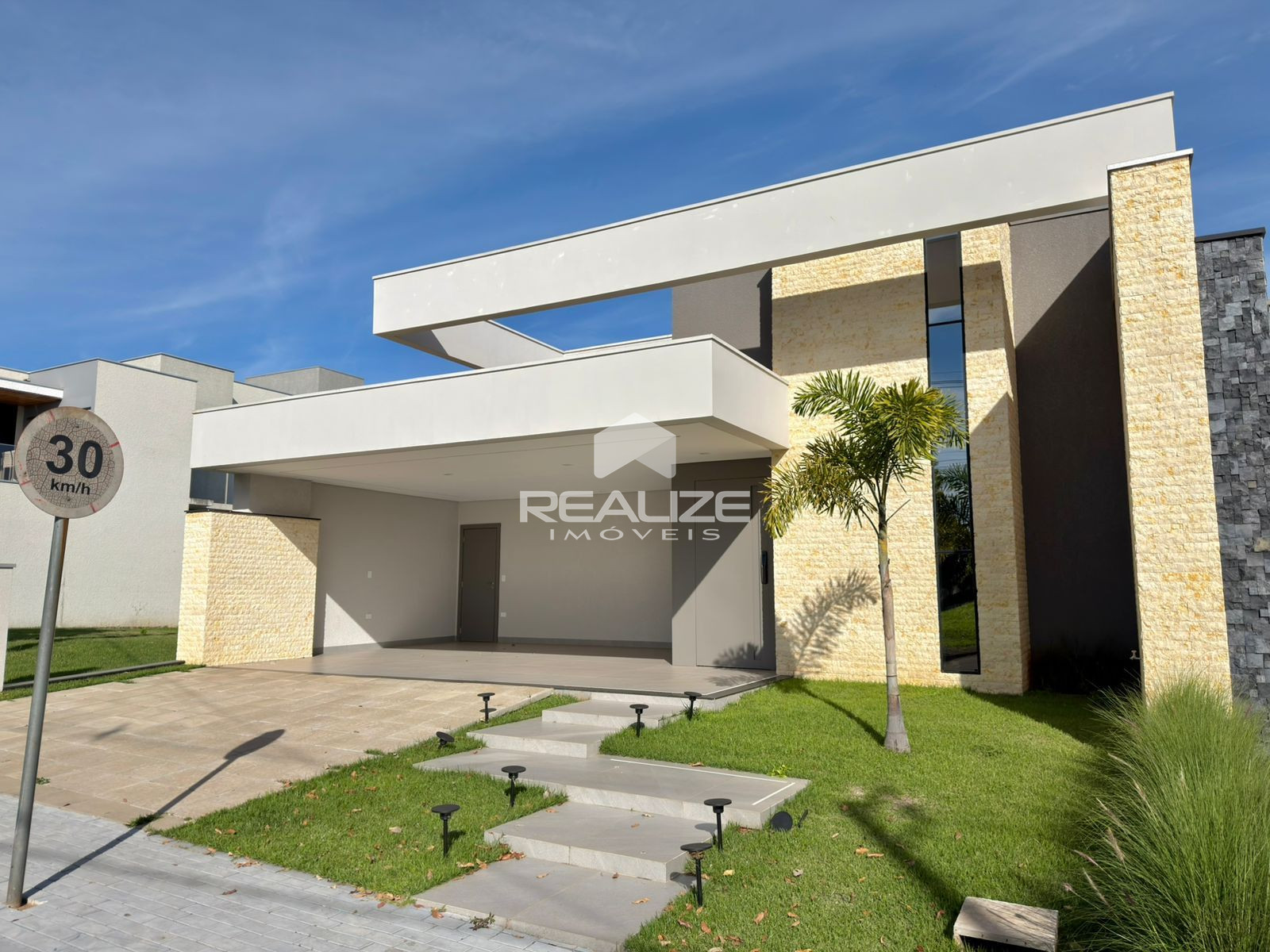 Casa à venda no Condomínio Safira com 3 Suítes e Piscina 