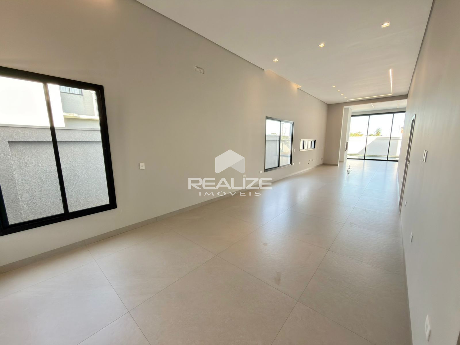 Casa à venda no Condomínio Safira com 3 Suítes e Piscina 