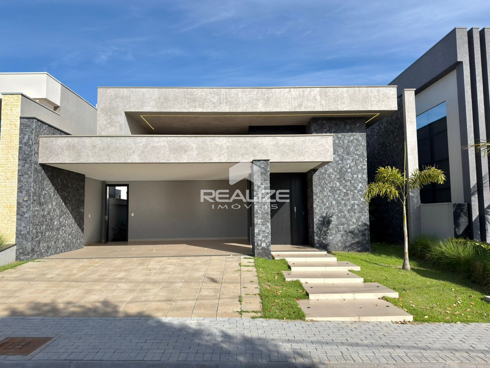 Casa à venda no Condomínio Safira com 3 Suítes e Piscina 