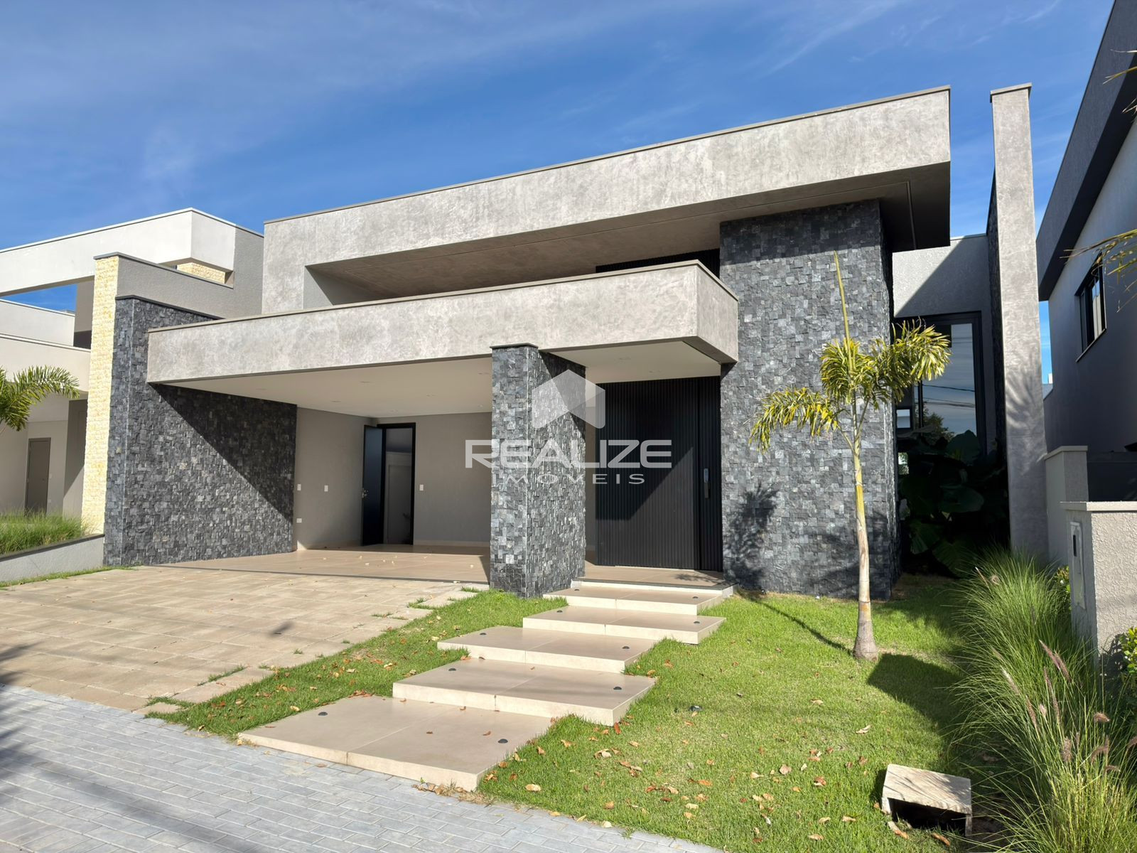 Casa à venda no Condomínio Safira com 3 Suítes e Piscina 