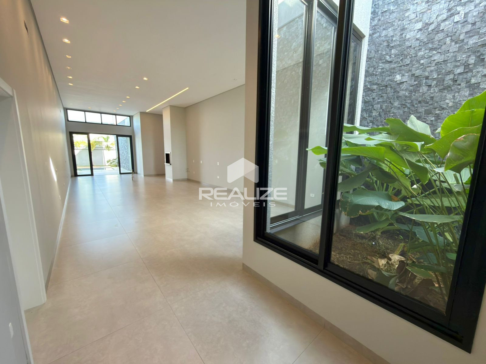 Casa à venda no Condomínio Safira com 3 Suítes e Piscina 