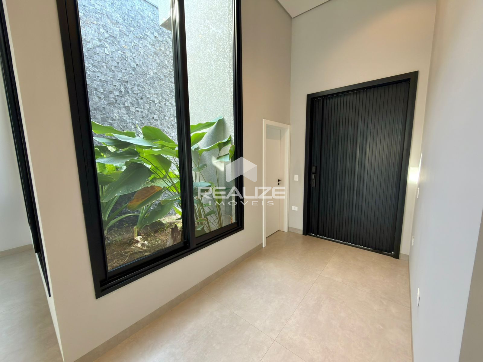 Casa à venda no Condomínio Safira com 3 Suítes e Piscina 