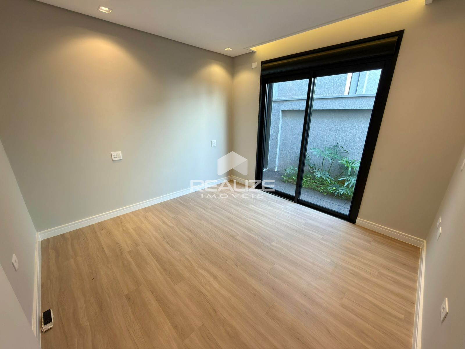 Casa à venda no Condomínio Safira com 3 Suítes e Piscina 