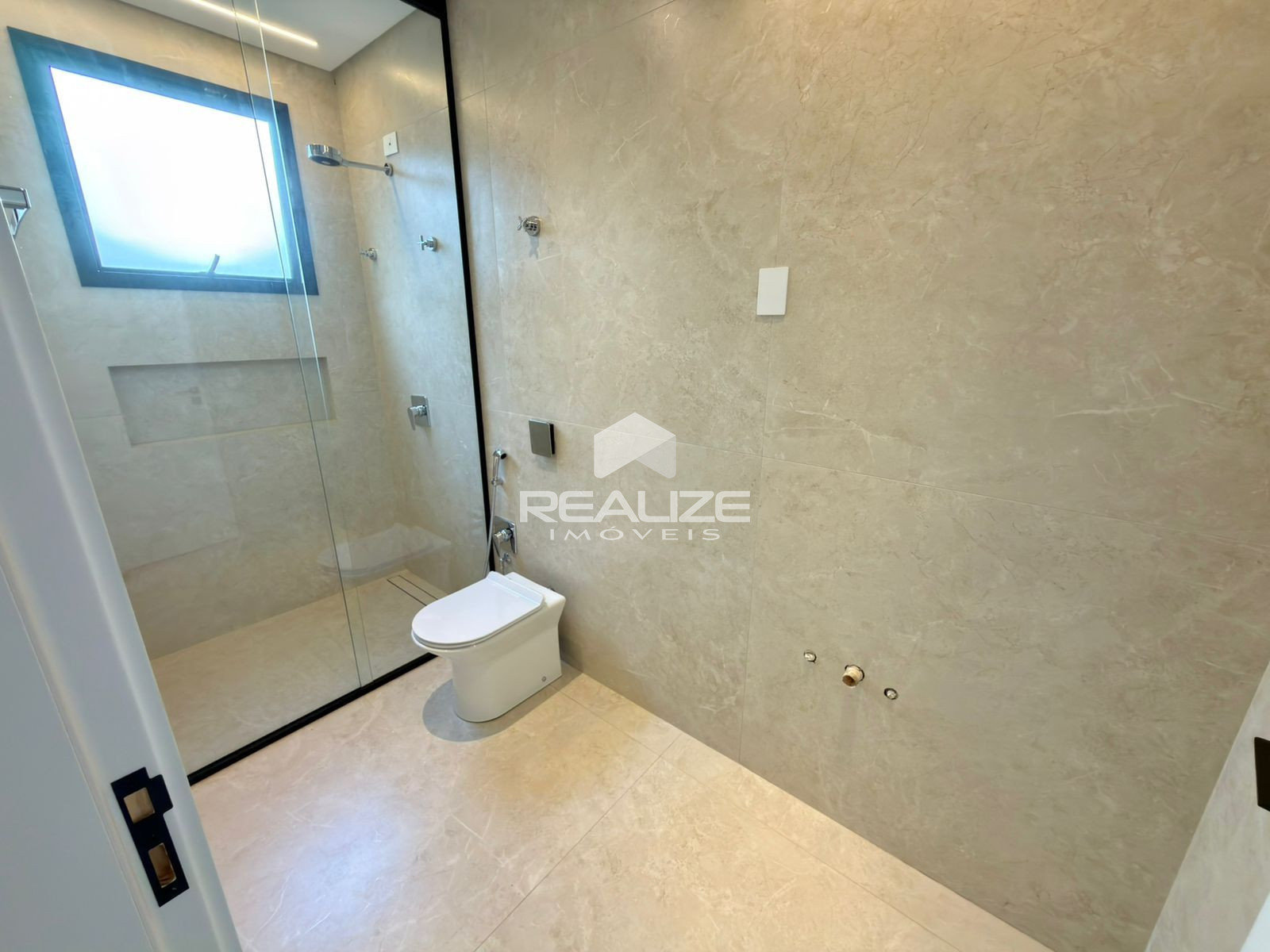 Casa à venda no Condomínio Safira com 3 Suítes e Piscina 