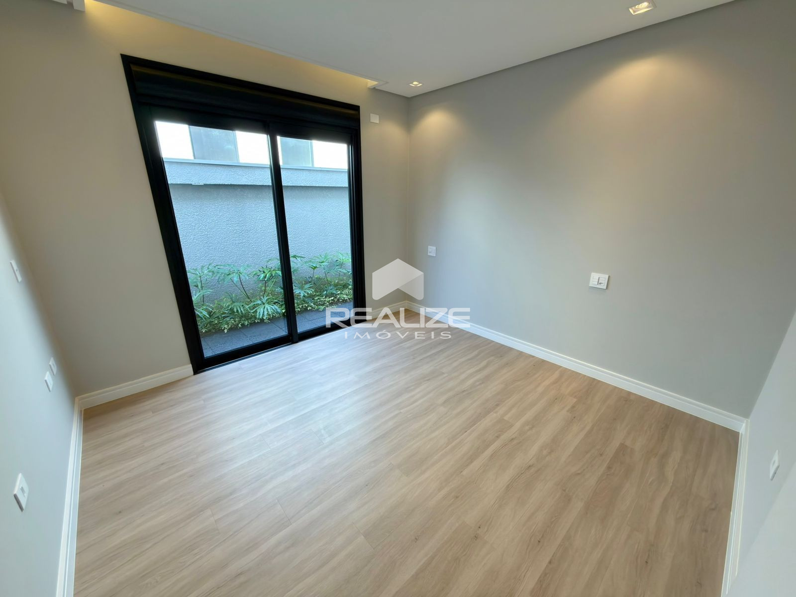 Casa à venda no Condomínio Safira com 3 Suítes e Piscina 