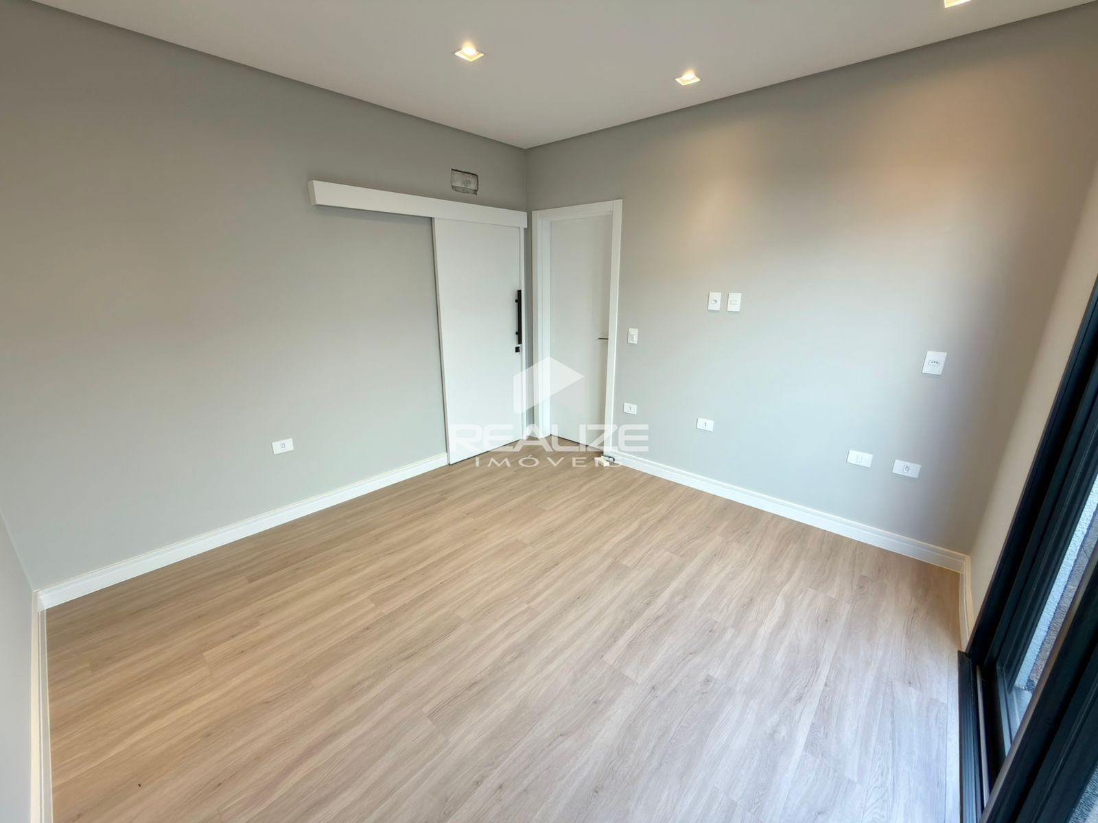 Casa à venda no Condomínio Safira com 3 Suítes e Piscina 