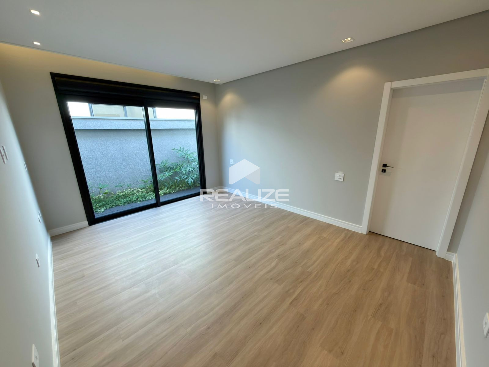 Casa à venda no Condomínio Safira com 3 Suítes e Piscina 