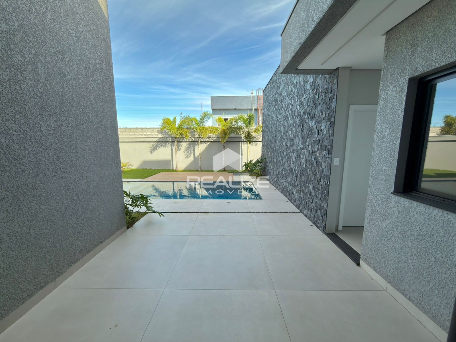 Casa à venda no Condomínio Safira com 3 Suítes e Piscina 