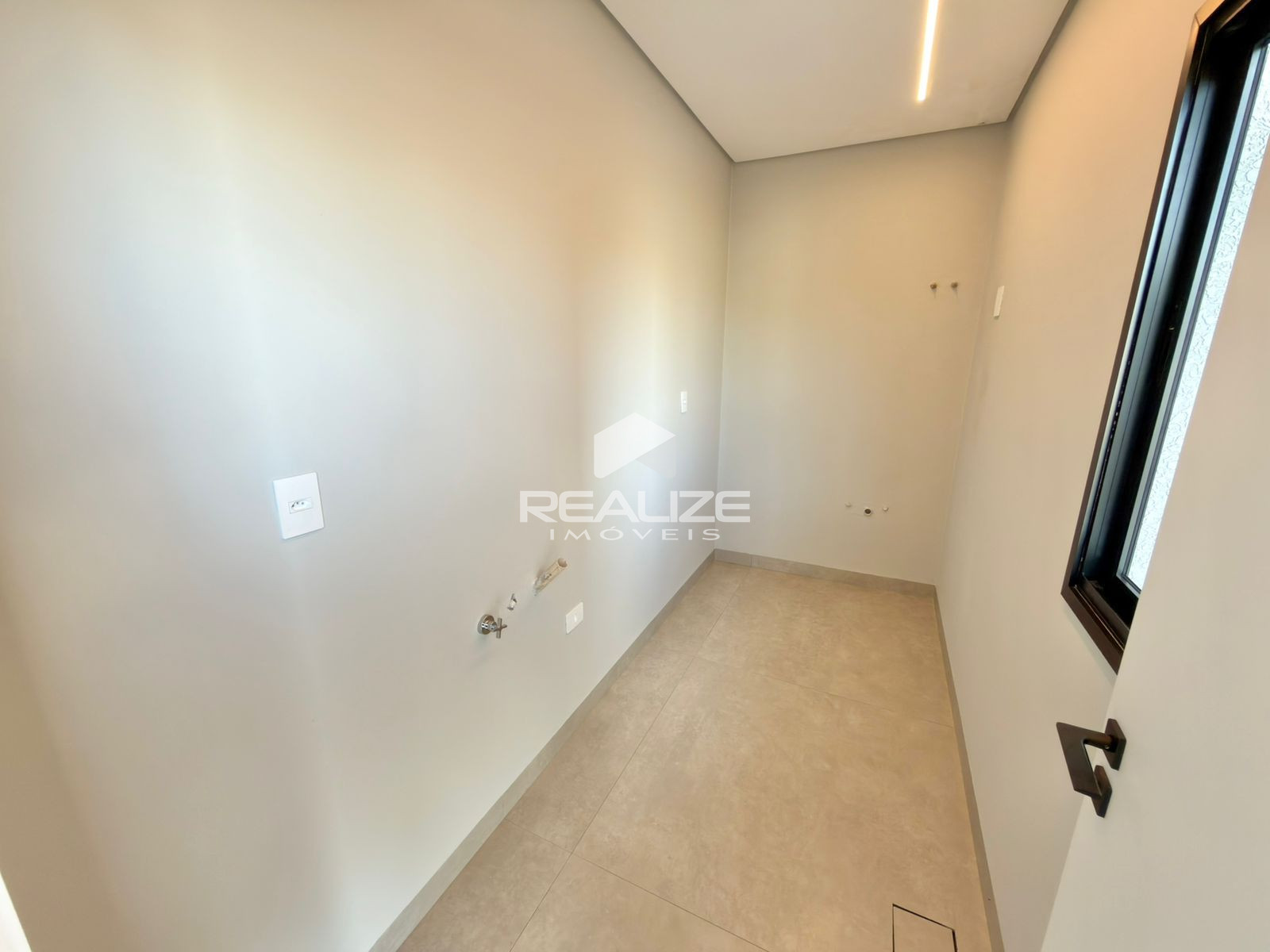 Casa à venda no Condomínio Safira com 3 Suítes e Piscina 