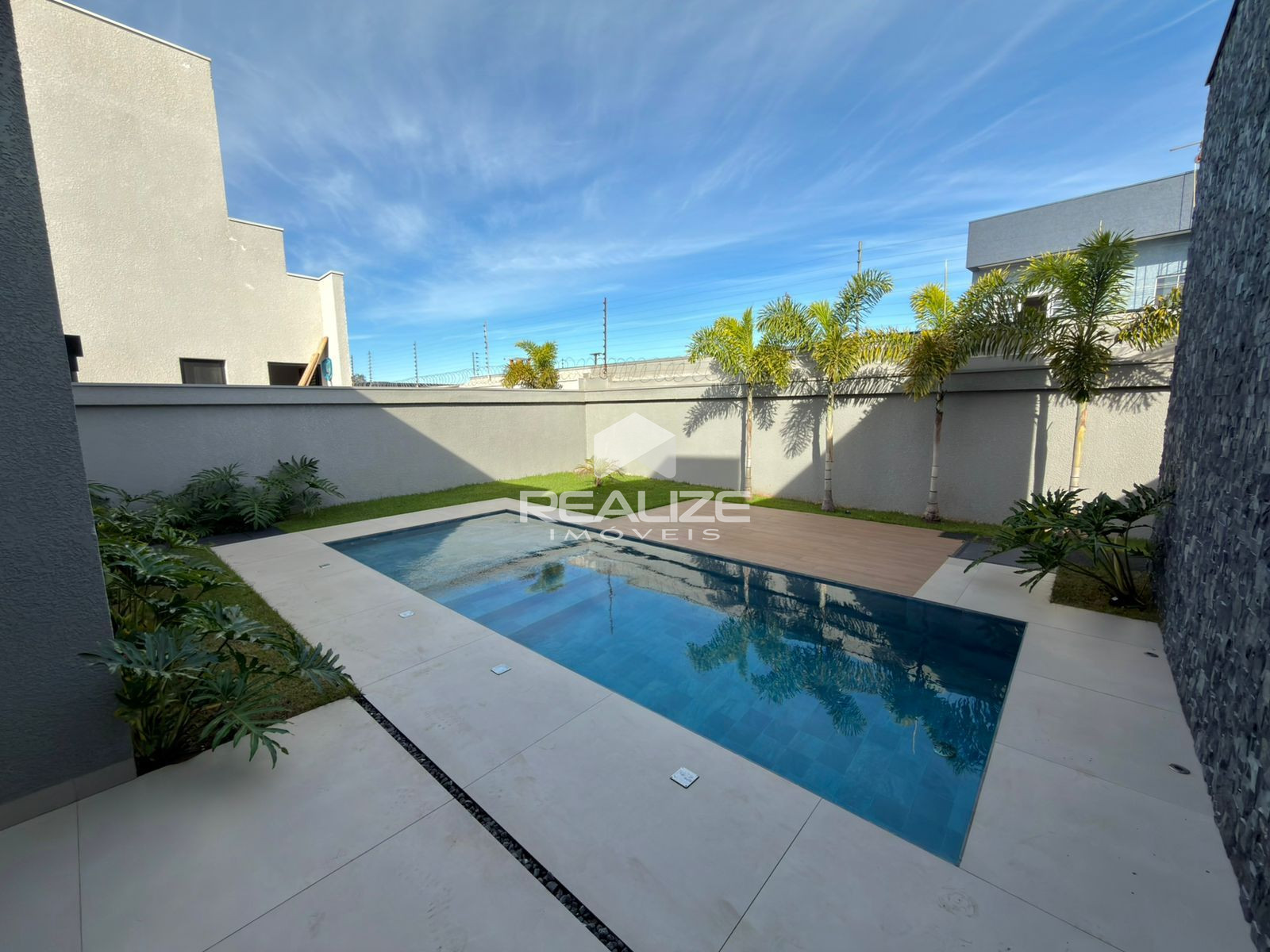 Casa à venda no Condomínio Safira com 3 Suítes e Piscina 