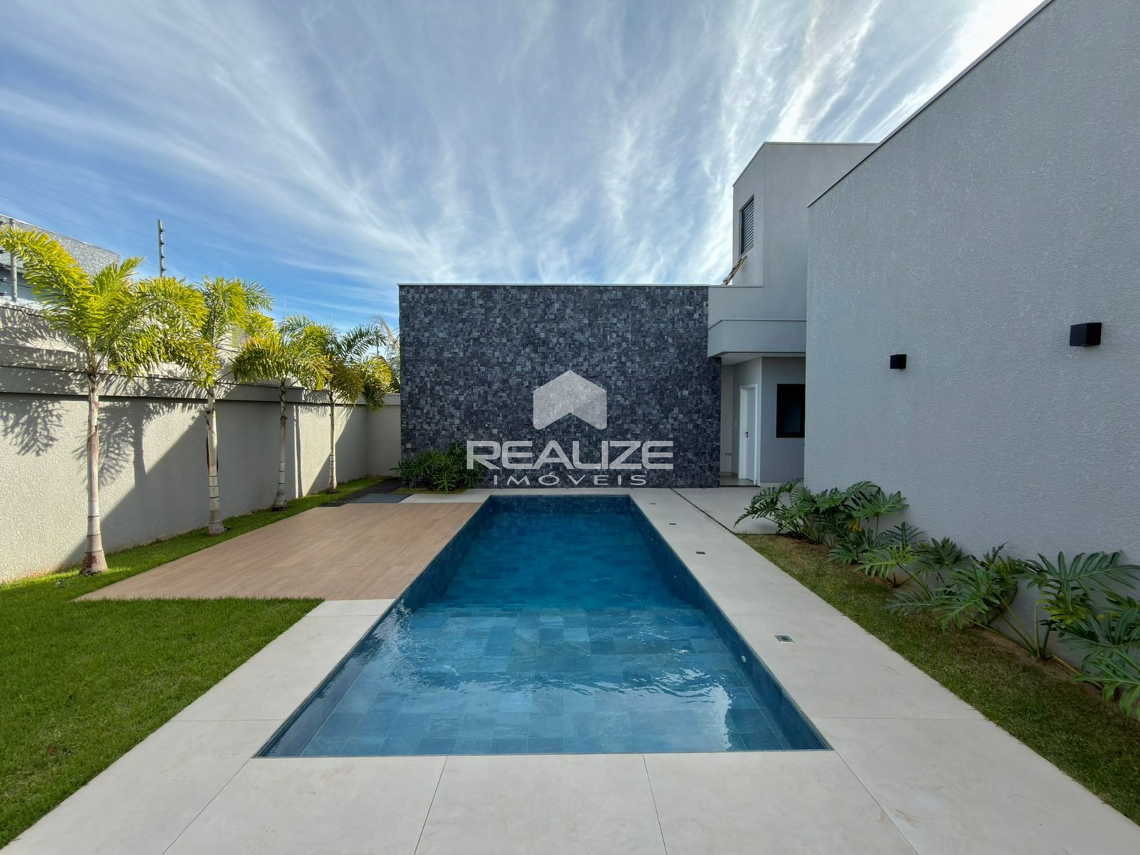 Casa à venda no Condomínio Safira com 3 Suítes e Piscina 