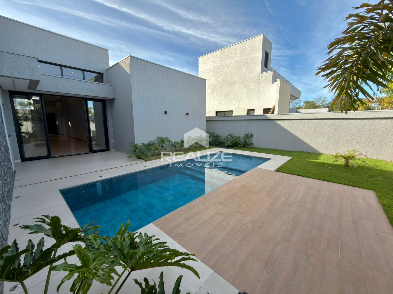 Casa à venda no Condomínio Safira com 3 Suítes e Piscina 