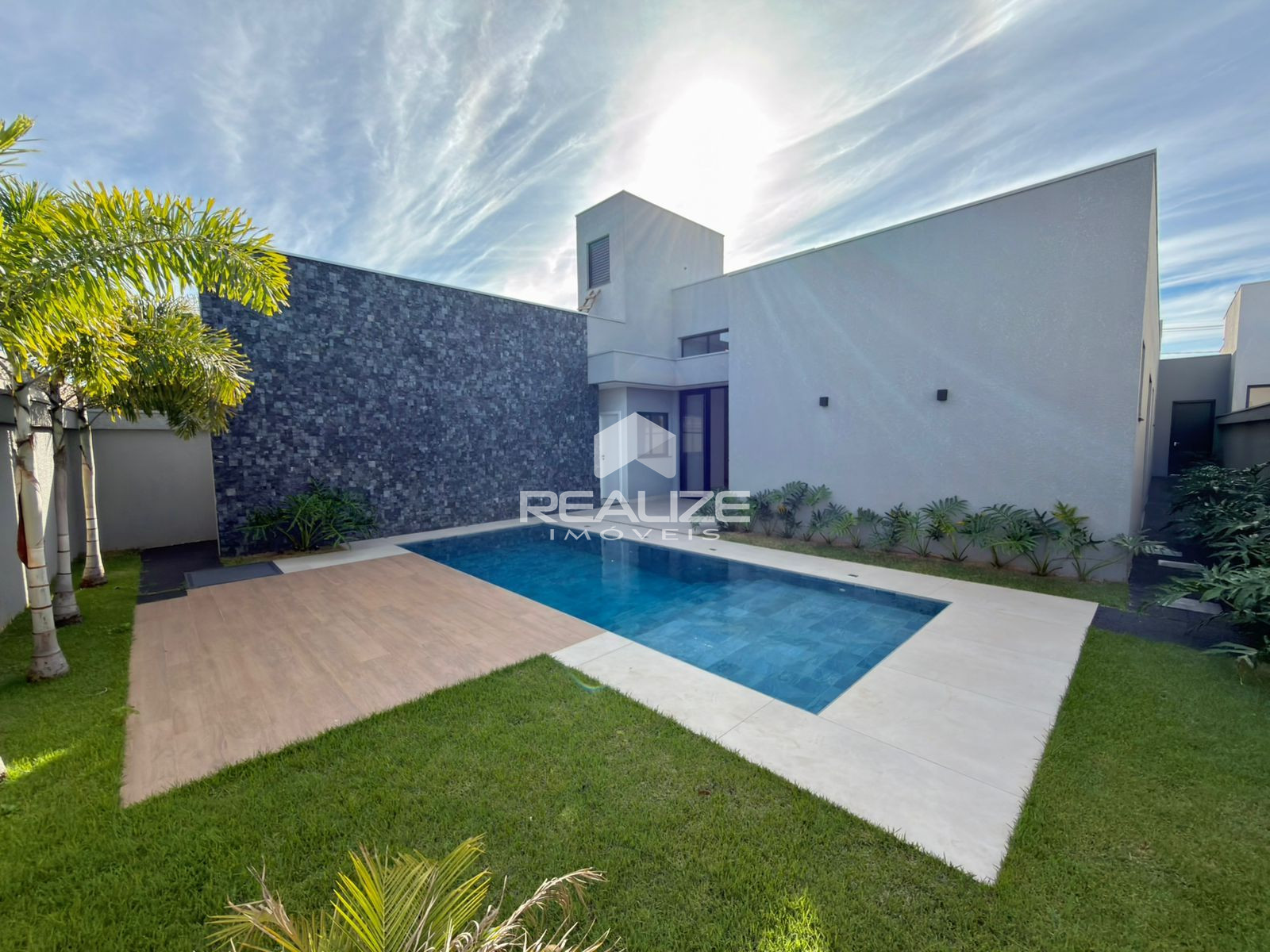 Casa à venda no Condomínio Safira com 3 Suítes e Piscina 