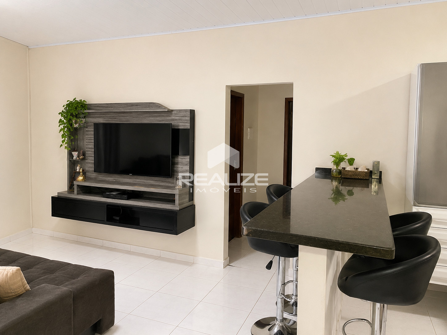 Casa à venda no Jardim Ipê 2 com 3 quartos sendo (1 Suite).