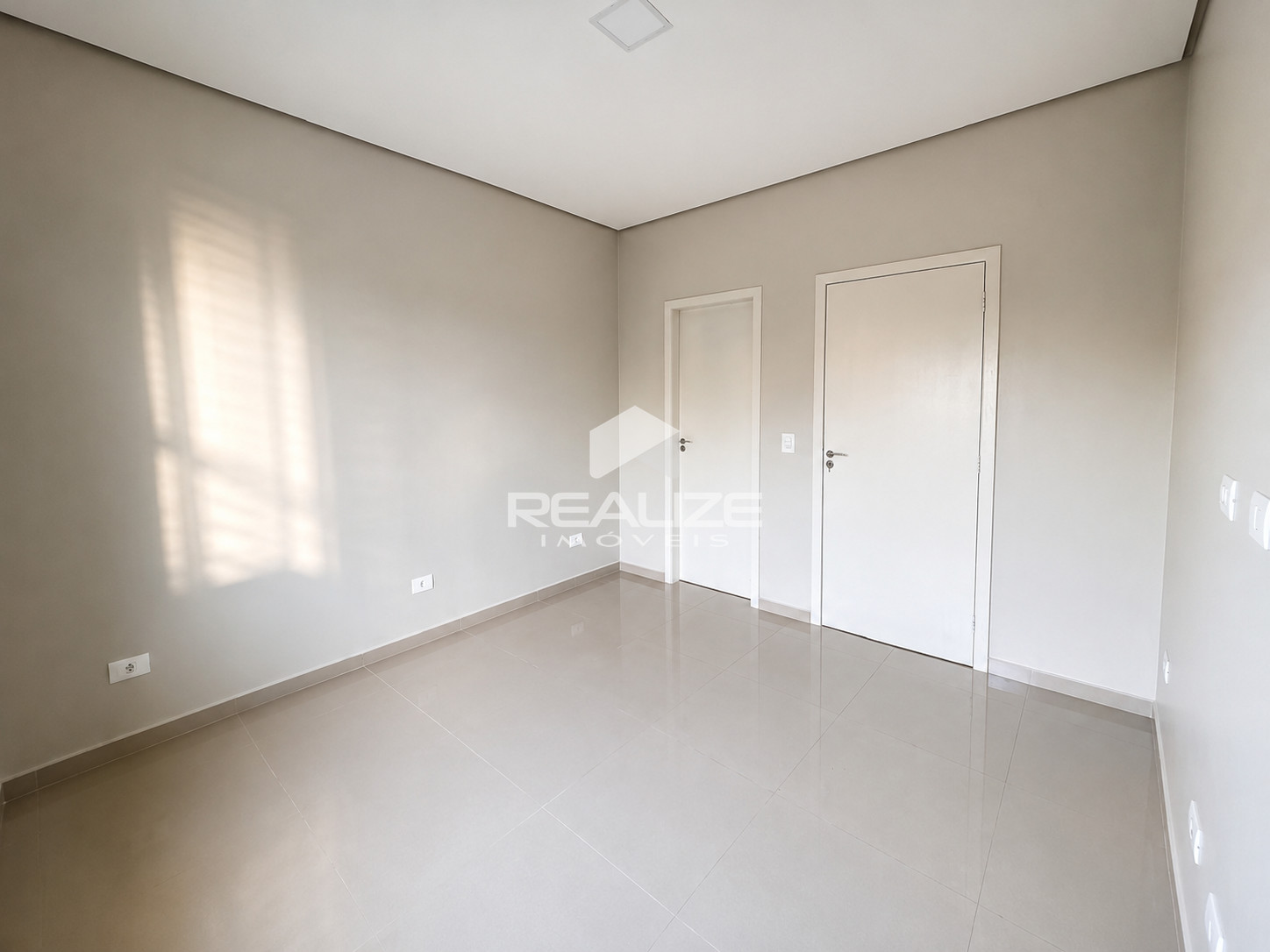 Casa à venda no Jardim Ipê com 2 quartos (1 suíte). 