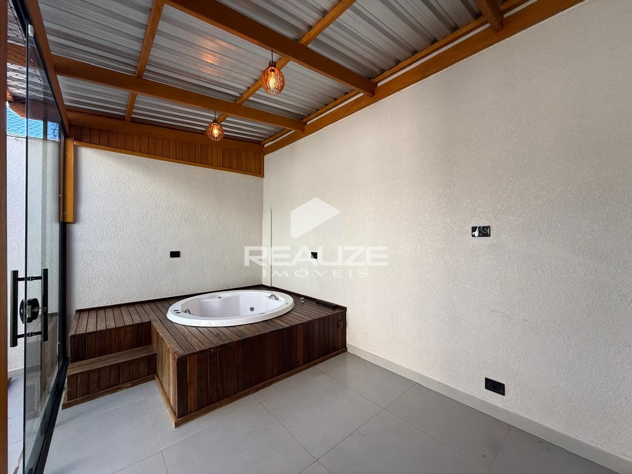 Casa à venda no Jardim Ipê com 2 quartos (1 suíte). 