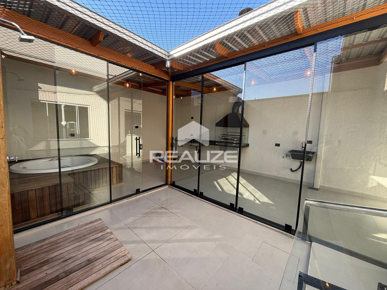 Casa à venda no Jardim Ipê com 2 quartos (1 suíte). 