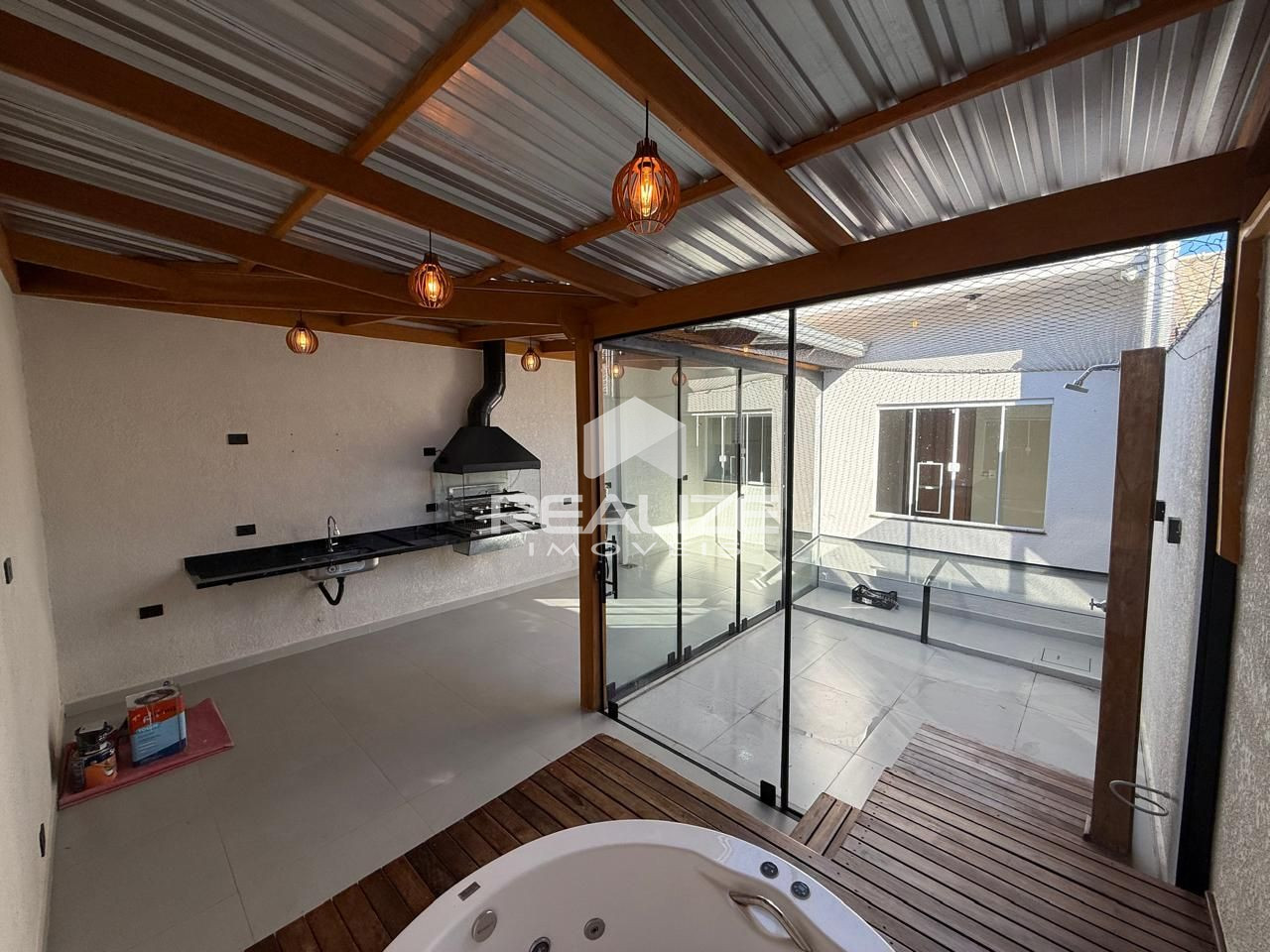 Casa à venda no Jardim Ipê com 2 quartos (1 suíte). 