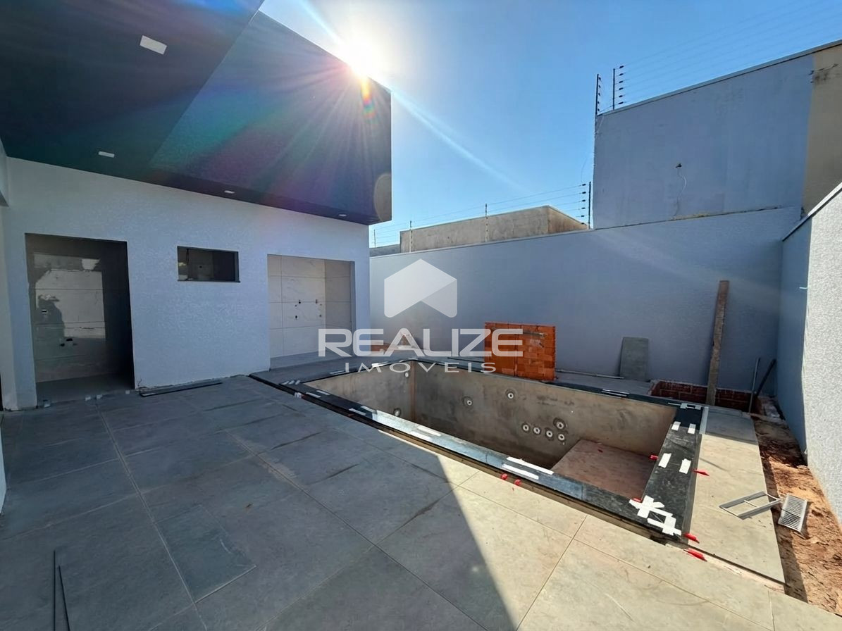 Casa à venda no Condomínio Villa Margarezi com 3 suítes e piscina 