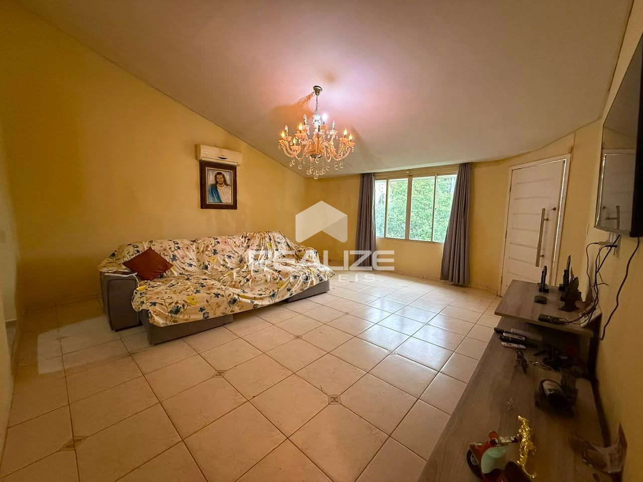 Casa à venda na Vila A com 4 quartos (2 suíte), piscina e amplo terreno. 