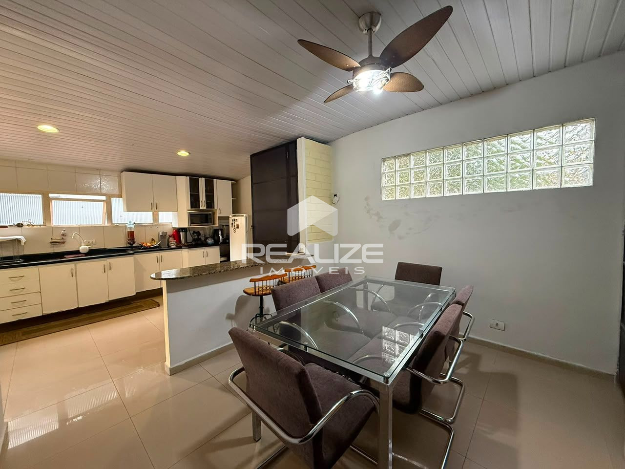 Casa à venda na Vila A com 4 quartos (2 suíte), piscina e amplo terreno. 