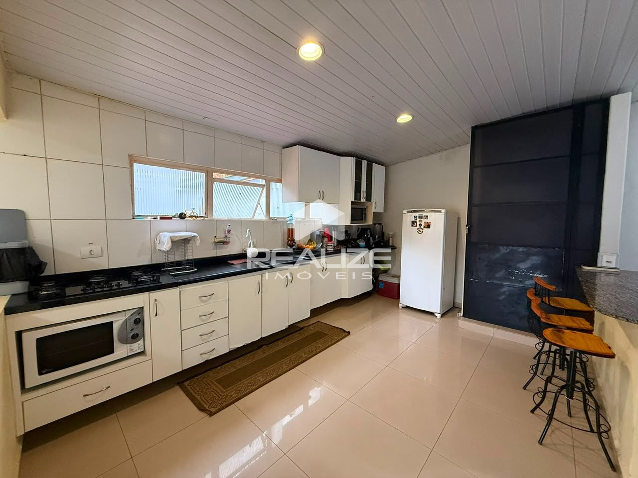 Casa à venda na Vila A com 4 quartos (2 suíte), piscina e amplo terreno. 