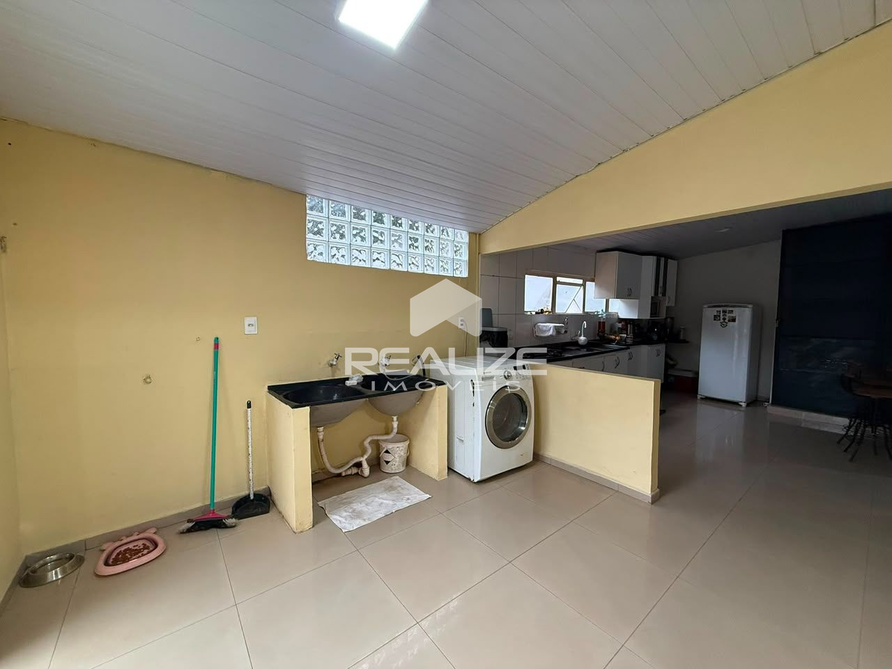Casa à venda na Vila A com 4 quartos (2 suíte), piscina e amplo terreno. 